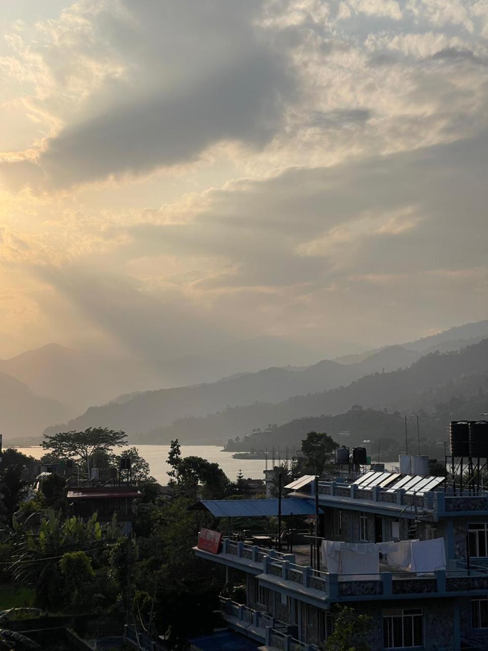 Hotel Village Inn Pokhara Buitenkant foto