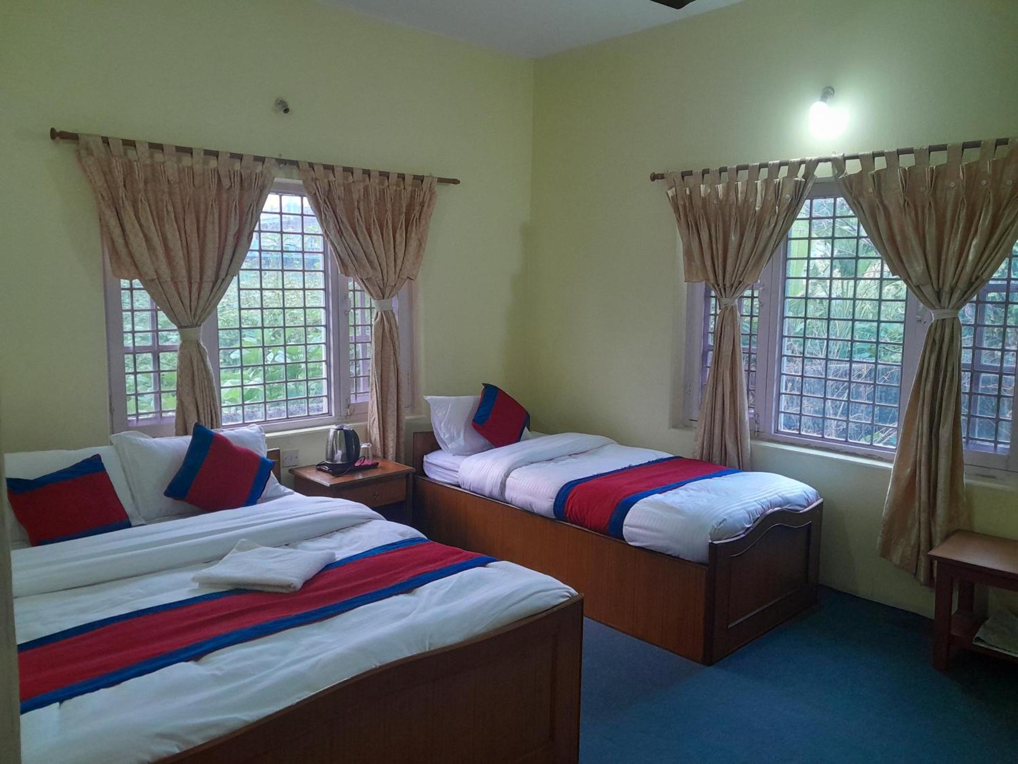 Hotel Village Inn Pokhara Buitenkant foto